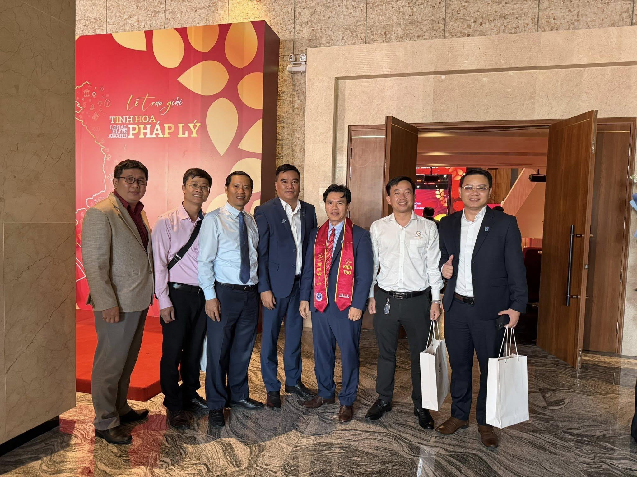 NAM SƠN LST VÀ HÀNH TRÌNH KẾT NỐI: TỪ GIẢNG ĐƯỜNG ĐẠI HỌC LUẬT TP.HCM ĐẾN THỰC TIỄN HÀNH NGHỀ CHUYÊN NGHIỆP